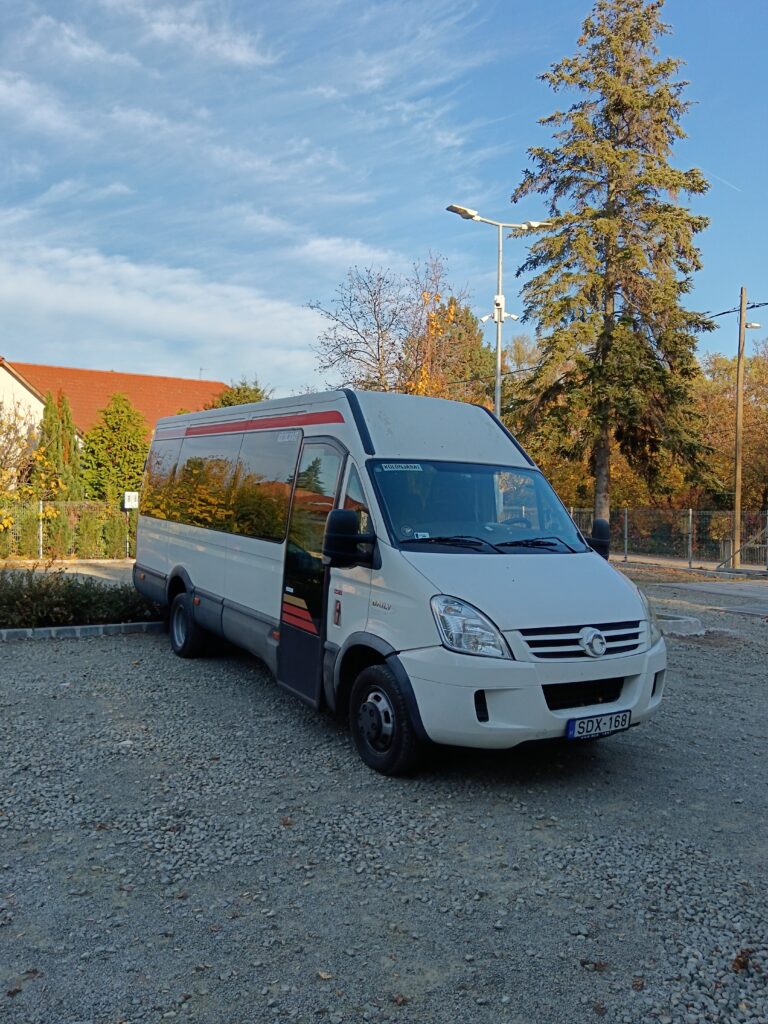 Egy kép a busz elejéről