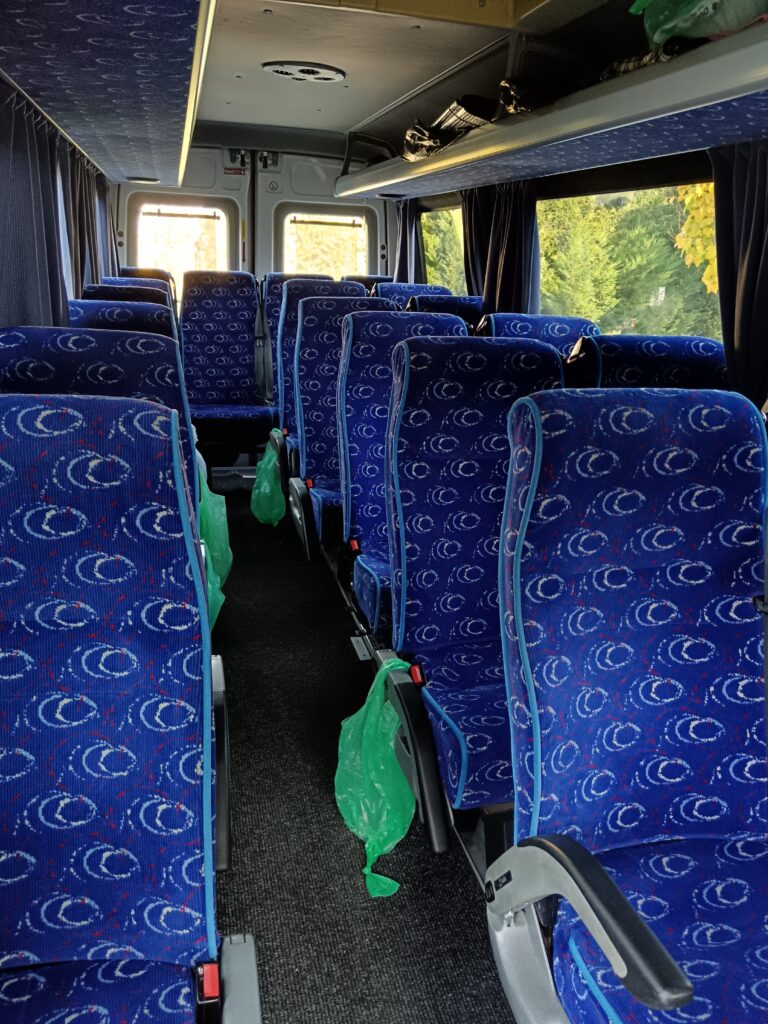 Egy kép a busz belsejéről